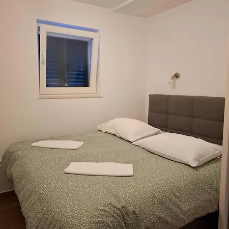 Crljen Brodarica (Sibenik-Knin)